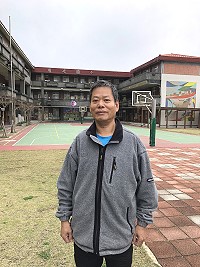 　服務塘岐國小近半世紀的王天壽校工今年屆齡退休。（圖／文：陳鵬雄）