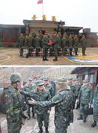 (上圖)司令與亮島官兵合影並頒贈慰問金。(下圖)司令慰問官兵,檢視官兵防寒裝備。(圖/文:王宗達)