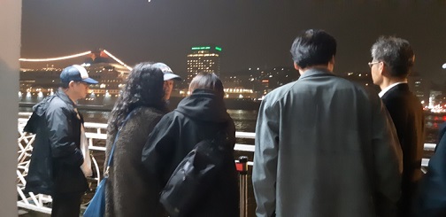 臺馬之星協尋至天黑後返航基隆,15日晚間8時43分靠岸基隆,落海者父母至港西二碼頭焦急等待,家屬登船與檢警、港務人員了解最新情況。(圖:聯合報)