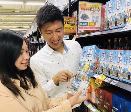 ▲馬祖酒廠推出韓國瑜拚經濟Q版紀念酒,家樂福16日獨家販售,限量首批只有2400瓶。(圖/家樂福提供)