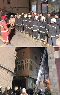 　消防局17日晚間於介壽村老人活動中心舉辦夜間火災搶救演練，過程逼真順利。（圖／文：曹重偉）