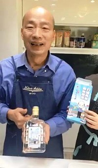 　韓國瑜22日北上與網紅廚娘阿樺媽媽直播料理年菜，化身大廚做年菜，「高粱烏魚子」用58度馬祖陳年高粱CEO賣菜郎拚經濟紀念酒淋上乾煎，並首度持該酒亮相及介紹馬祖酒廠出品。（截圖：韓國瑜臉書直播）