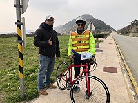 　北竿硬地超馬承辦單位請來香港專業丈量師，以精密的儀器從起點開始一路測量全部賽道。（圖／文：陳鵬雄）