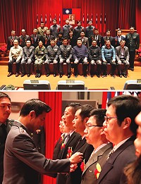 (上圖)指揮官與晉任及受獎人員合影。(下圖)指揮官為有功人員頒發紀念章。(圖/文:江耿逸)