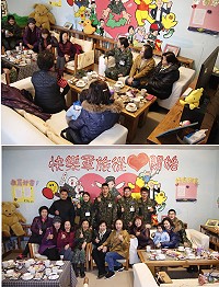 (上圖)主任與志工媽媽相談甚歡。(下圖)主任、防區官兵與志工媽媽合影。(圖/文:江耿逸)