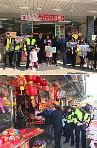 歲末年終,縣警局住宅防竊、反詐騙與交通安全宣導服務團隊熱鬧上街宣導去!(圖:連江縣警察局)
