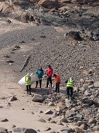 71據點沿岸沙灘上出現附著油污海漂物,環保人員29日清除完畢。(圖/文:蔡夢玲)