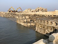 　白沙北防波堤增建75公尺深水碼頭完成水下基礎方塊擺放作業。（圖／文：陳鵬雄）