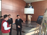 府會首長前往觀摩台北港倉儲及物流作業,作為未來福澳港區發展參考。(圖:連江縣政府)