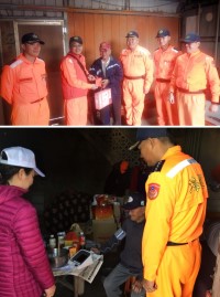 　第一○岸巡隊農曆年節前夕，由隊部組主任率領安檢所內主管及同仁探訪獨居長者致贈春節禮盒，讓獨居長者感受到關懷與溫暖。海巡署金馬澎分署第一○岸巡隊關懷地區獨居長者林依蓮先生，並致贈春節禮品，祝福新年快樂。（圖／文：宋幸儒、金馬澎分署第一○岸巡隊）