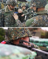 (上圖)戰備部隊任務交接。(下圖)官兵全神貫注實施營區安全防護演練。(圖/文:謝佳宏、詹欽閔)