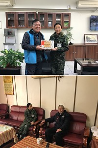 　主任拜會仕紳並代表指揮官致贈春節禮品、主任與地方仕紳相談甚歡。（圖／文：廖家宏）