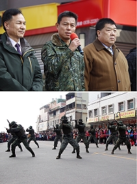 上圖:指揮官於團拜中祝福官兵與鄉親新年快樂。下圖:馬防部兩棲連展現精湛的格鬥戰技操演。(圖/文:江耿逸)
