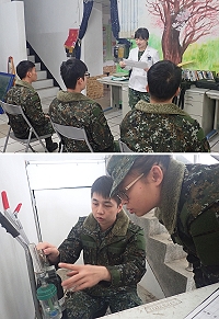 上圖:軍醫官宣教實況。下圖:衛勤小組檢查氧氣鋼瓶。(圖/文:賴姿婷)