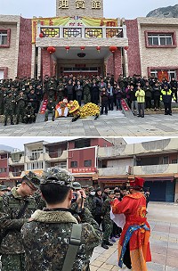 　大年初一北高守備大隊在塘岐迎賓館前廣場舉辦軍民團拜活動，財神發紅包軍民沾財氣。（圖／文：陳鵬雄）