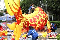 　第17屆兩馬同春鬧元宵燈會花燈，馬尾區50多名製燈師傅從春節前在馬尾體育館趕製花燈，已全部製作完畢，並在東江濱公園展開佈置。（圖：中新社提供）