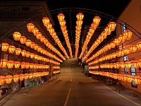 　2019馬祖擺暝文化祭及風燈藝術節即將登場，文化處為突顯馬祖傳統風燈之美，今年規劃在橋仔境內懸掛千盞喜氣十足的傳統風燈。（圖／文：陳鵬雄）