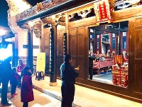 營造歡樂元宵氣氛,金板境天后宮廟管會今年推出聖杯王大賽,冠軍可獨得機車一台,活動已於17日晚間6時開始,首日就吸引不少民眾前往試手氣。(圖/文:曹重偉)