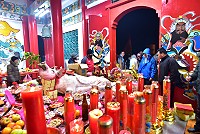 　東引「十三暝」關帝廟擺暝，善男信女上香祈求平安，小朋友敲打鑼鼓為敬神活動增熱鬧。（圖／文：陳其敏）