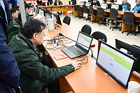 　縣府辦理107年度公職人員財產申報實質審查，由縣長劉增應透過電腦程式公開抽出10位同仁進行審查，落實陽光法案。（圖／文：曹重偉）