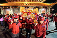 馬祖境天后宮元宵節繞境祈福活動昨晚歡樂登場,媽祖娘娘金身由主委劉寶明安放進神轎,經馬奴請轎之後,立即全隊出發。(圖/文:曹重偉)