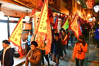 　金板境天后宮元宵出巡繞境昨晚十八暝熱鬧登場，隊伍經過老街時特別有氣氛。（圖／文：曹重偉）