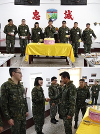 上圖:指揮官主持馬防部慶生餐會。(圖/文:蘇芳儀);下圖:指揮官頒發壽星生日禮品。(圖/文:蘇芳儀)