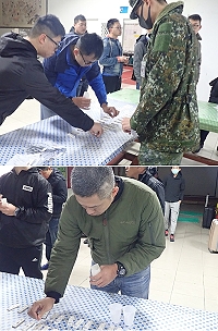 　實施尿液篩檢作業。（圖／文：賴姿婷)