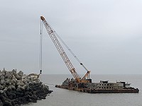 　白沙碼頭北防波堤延伸所需第一批全新消波塊由高雄運抵。（圖／文：陳鵬雄）