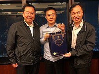 高雄市議長許崑源在品嘗馬祖高粱酒之後,規劃客製酒作為高雄市議會伴手禮,並願意為馬祖高粱酒代言,圖為縣長劉增應、議長張永江致贈15年馬祖陳高大藍寶禮盒。(圖:馬祖日報)