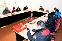 　連江縣選舉委員會26日召開第101次委員會議，主要因應中選會要求，就縣內投票所設置地點清查及評估作業進行研議，與會委員均認為介壽村選舉人數已近1900人，傾向將體育館分成兩處投開票所。（圖／文：曹重偉）
