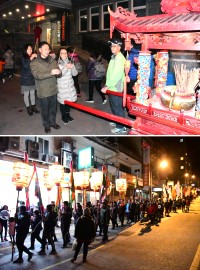 南竿元宵壓軸大戲介壽白馬尊王廟「廿二暝」眾神繞境轟動登場,6座神轎一起出巡,人數破千聲勢浩大;縣長劉增應與夫人周昭慧在縣府前守候及酬拜香火,祈求神明保佑縣運昌隆。(圖/文:曹重偉)