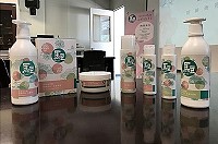 縣府產發處與歐漾國際共同開發馬豆Model系列保養品,今年初於小三美日網路商城正式上架。(圖:產發處、本報資料室)