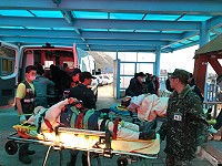 　橋仔入村下坡路段1日下午發生機車自摔意外，一對夫婦遊客受傷嚴重後送南竿。（圖／文：陳鵬雄）