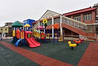 　東引國中小附設幼兒園外的遊戲場完成整建，提供2至12歲兒童一處安全的玩樂空間。（圖／文：陳其敏） 