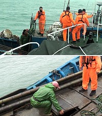 又見大陸漁船非法越界,馬祖海巡隊警艇強行攔檢,將「閩」船及4名大陸漁民押返南竿隊部偵辦。(圖:馬祖海巡隊)