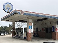 　北竿加油站高度不足，外觀使用多年來已「刮痕累累」，馬祖油品公司今年要展開整修。（圖／文：陳鵬雄）