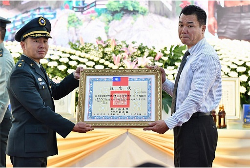 毛守義連長緬懷追思紀念會2日在臺南市立殯儀館舉行，陸軍兩棲偵察營營長張皓中校代表蔡總統頒授旌忠狀，由毛連長公子毛威博代表家屬受領。（海龍蛙兵何維仁提供）。