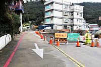 　馬祖村上方近后澳水庫村口處因台電管路施工，造成道路縮減，提醒來往駕駛朋友密切注意；駕駛鄉親建議在施工點前方30公尺處追加設置警示用具，以策安全。（圖／文：曹重偉）