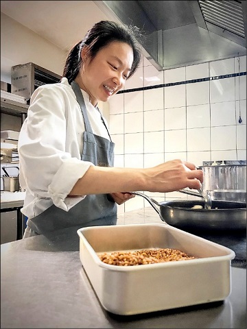 侯鐘涵進廚房工作後,不僅不覺得辛苦,反而覺得很有趣。