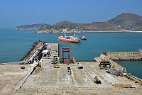 　東引中柱碼頭行政旅運中心興建及周邊環境營造工程開始施工，港務單位籲人車配合，注意安全。（圖／文：陳其敏） 