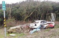 道路竟變廢棄置場!網友彤彤於「馬上處理」發文指出,觀海路跟秋桂路旁變成廢車、水上摩托車集中場;環境資源局表示已與物主聯繫,表示該土地為私人土地,該局正進行查證中。(圖:馬上處理)