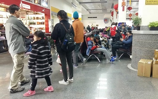 南竿機場10日上午關場取消2班,至午後開場,機場大廳湧進候補旅客。(圖:讀者詩羽)