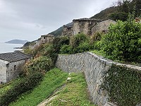 　芹壁中段聚落邊坡土石流失造成上方民宅地層下陷，水保局補助經費進行邊坡加固。（圖／文：陳鵬雄）