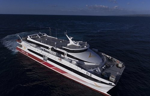百麗航運公司從澳洲船廠「Austal」訂購2艘業界最新高速客輪,命名代表台灣國寶「雲豹」及「藍鵲」,雲豹輪定23日上午首航試營運布袋至馬公航線。(圖:百麗航運公司)