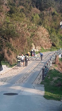 　后澳村15據點往大澳山車轍道12日發生機車騎士自摔意外。（圖／文：陳鵬雄）