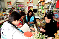 　連江縣衛生福利局推動菸害防制及鼓勵守法店家，特由承辦科率同衛生志工前往南竿各村販售菸品的店家進行稽查及宣導，提醒不能販賣給未成年朋友。（圖／文：曹重偉）