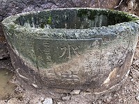 　環島北路靠近芹壁段邊坡有一座歷史悠久的古井，公所規劃保留修復。（圖／文：陳鵬雄）