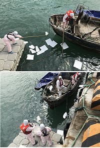 橋仔港區發現油污,岸巡與公所同仁協力清除。(圖:馬祖第10岸巡隊)