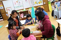 加利利幼兒教室16日東莒幼兒園舉辦親子課程,培養親密親子關係,場面溫馨。(圖/文:蔡夢玲)